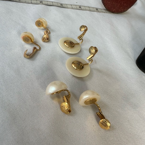 Three pair vintage button style pearl earrings - Picture 4 of 4